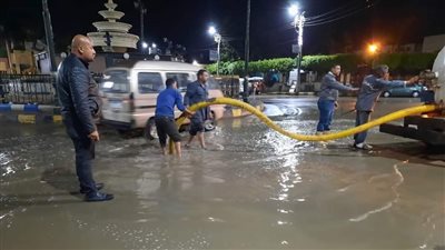 سيارات شفط مياه الأمطار تواصل عملها بشوارع المنوفية (صور)