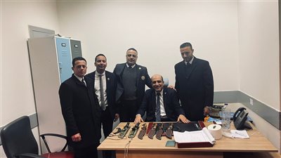 إحباط محاولتي تهريب مستلزمات هواتف محمولة وأسلحة بيضاء بمطار القاهرة (صور) 