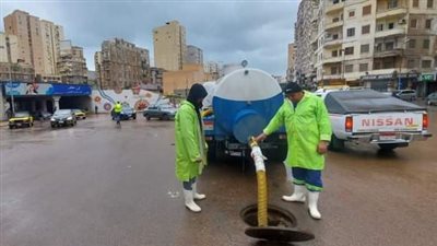 انتشار سيارات الصرف الصحي والعاملين بالهيئة في شوارع وميادين الإسكندرية