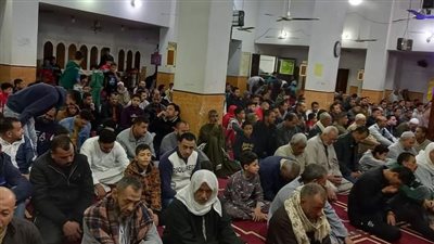 المصلون يملؤون مساجد الإسكندرية في التراويح رغم سوء الأحوال الجوية