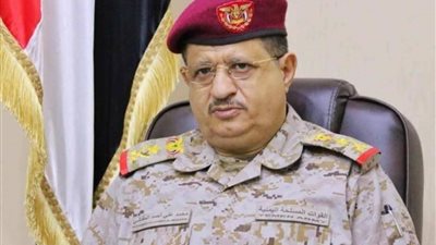 قتلى وجرحى في استهداف موكب وزير الدفاع اليمني