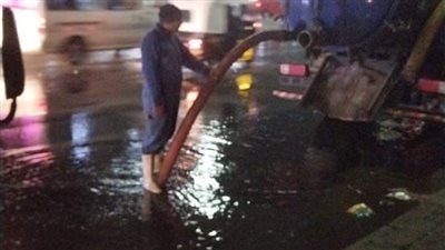محافظة القليوبية تدفع بسيارات لرفع مياه الأمطار (صور) 