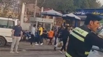 سائق ميكروباص بدون لوحات يحاول الهرب بأكتوبر.. وموقف بطولي لرجل الشرطة (فيديو)