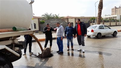 محافظ الجيزة يتابع جهود عمليات شفط مياه الأمطار من الشوارع (صور) 