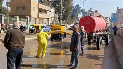 رئيس مركز فاقوس بالشرقية يتابع كسح مياه الأمطار 