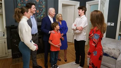 بشراب وبدون حذاء، نجل رئيس وزراء كندا يستقبل الرئيس الأمريكي بطريقة صادمة (صور)