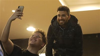 تريزيجيه يلتقط الصور التذكارية مع جماهير منتخب مصر باستاد الدفاع الجوي (صور)