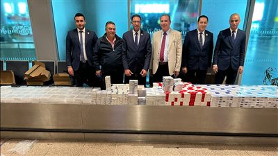 ضبط راكب حاول تهريب 7642 عبوة مستلزمات طب الأسنان بمطار القاهرة (صور)