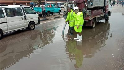 شفط تجمعات المياه بحي جنوب الجيزة (صور) 