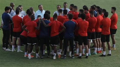 الخطيب يجتمع مع لاعبي الأهلي قبل مواجهة الهلال السوداني