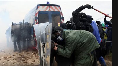 الشرطة الفرنسية تشتبك مع محتجين معارضين لبناء خزان للري