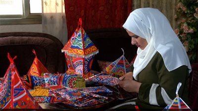 فلسطينية تبدع في صناعة فانوس رمضان (صور)