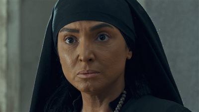 روجينا تشعل السوشيال ميديا بعد دفن شعرها في ستهم