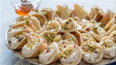 طريقة عمل قطايف بالقشطة والكريمة اللباني والمكسرات