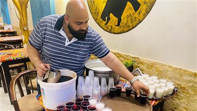 مينا عصام قبطي يوزع العصائر والتمر على الصائمين في وقت الإفطار بالمنيا (فيديو)