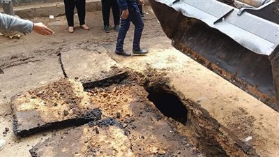 إصلاح هبوط أرضي مفاجئ أمام مدرسة ثانوية في السنطة بالغربية (صور)