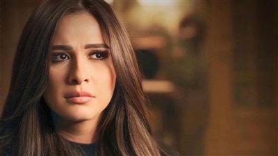 ياسمين عبد العزيز تلغي عزاء والدها بمسجد الشرطة