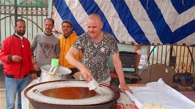 كنافة بريحة وطعم زمان.. عم سالم أشهر كنفاني بلدي في الغربية (فيديو وصور)