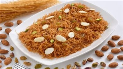 طريقة عمل الشعرية بالمكسرات أسهل أكلة على الفطار (فيديو) 