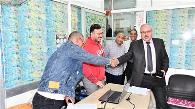 رئيس جامعة القناة يتفقد مبنى الإدارة العامة (صور)