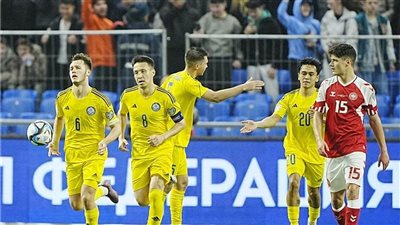 كازاخستان تحقق مفاجأة بالفوز على الدنمارك 2/3 في تصفيات كأس أمم أوروبا 