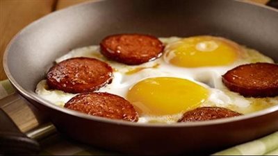 طريقة عمل تورتيلا البيض بالسجق من أجل سحور شهي (فيديو)