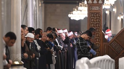 المئات يؤدون صلاة التراويح في مسجد الإمام الحسين (صور)