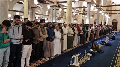 آلاف المصلين من 100 دولة يؤدون العشاء والتراويح بالجامع الأزهر (صور) 