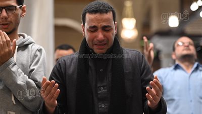 المئات يؤدون صلاة التراويح في مسجد الحسين (صور)