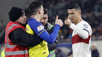 مشجع بقميص النصر السعودي يقتحم ملعب مباراة البرتغال للاحتفال مع رونالدو (فيديو)