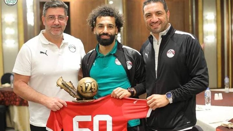منتخب مصر يحتفي بصلاح