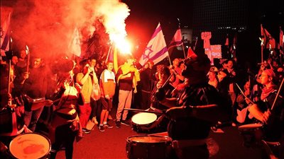 إعلام عبري: الآلاف يتظاهرون قبالة وزارة جيش الاحتلال في تل أبيب