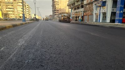 استمرار أعمال رصف ورفع كفاءة شارع 23 يوليو ببورسعيد (صور)