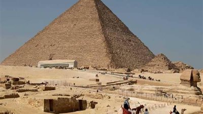 إصابة سائحة أمريكية الجنسية إثر سقوطها في المنطقة الأثرية بالهرم