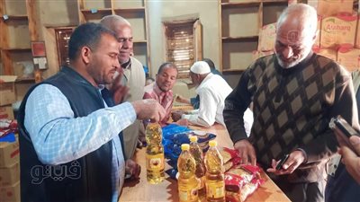 رئيس مدينة سيوة يسلم مواد غذائية للمواطنين (صور)