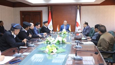 محافظ سوهاج يعقد اجتماعا لبحث موقف السلع التموينية 