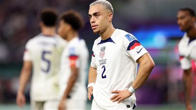 ميلان الإيطالي يعلن عودة مدافعه إلى برشلونة 