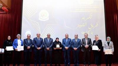 جامعة المنصورة تكرم الكليات والفرق الفائزة بجوائز التميز الحكومي 