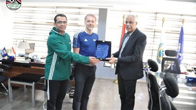 وفد لجنة التطوير بالفيفا يكرم جمال علام (صور)