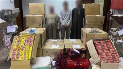 ضبط 3 أشخاص بالفيوم بحوزتهم 1.7 مليون قطعة ألعاب نارية