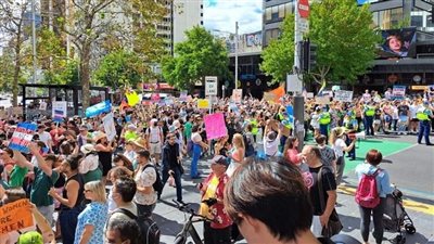 متحولون جنسيا يعتدون على مسيرة لحقوق المرأة في نيوزيلندا (فيديو)