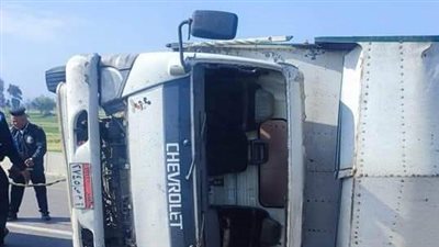 انقلاب سيارة نقل على الطريق الدائرى بطنطا (صور)