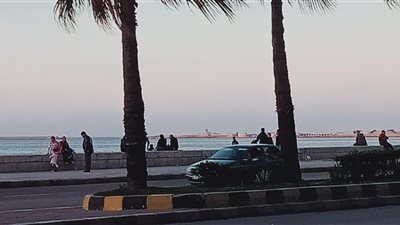 كورنيش البحر بالإسكندرية يتزين بالأسرة في حفلة إفطار 