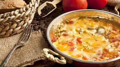 طريقة عمل أومليت الفول من الشيف نجلاء الشرشابي (فيديو)