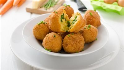 طريقة عمل كرات البطاطس والجزر المقلية (فيديو)