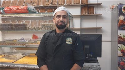 شيف سوري يكشف سر المذاق المميز للحلويات الشامية وأسعارها (فيديو وصور)