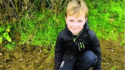 نجاته معجزة، طفل يبحث عن عظام فعثر على قنبلة قابلة للانفجار