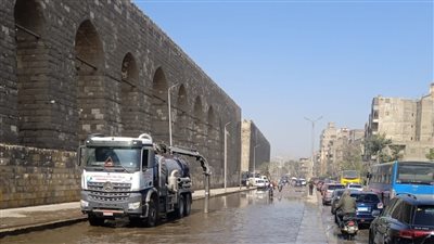 الدفع بـ١٠ سيارات لشفط مياه ناتجة عن كسر ماسورة بشارع مجرى العيون 