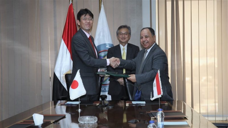 جانب من توقيع الاتفاق،