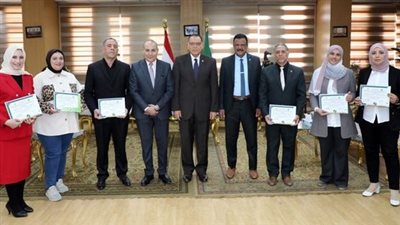 محافظ الشرقية يكرم الأطباء البيطريين لاجتيازهم دورة إنفلونزا الطيور 